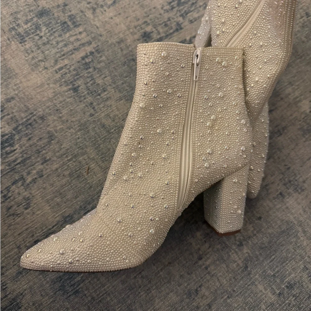 Elegant Beaded Ankle Boots - Picture 4 of 6
